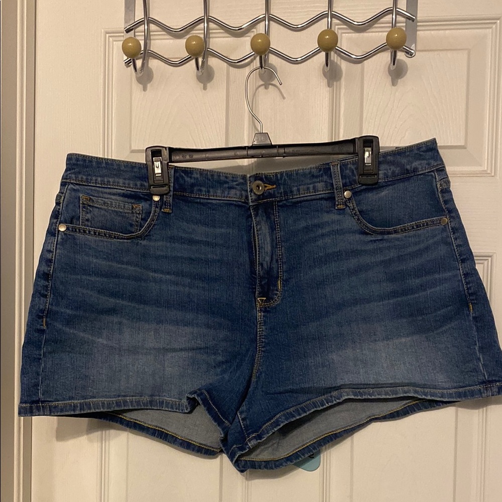 Medium wash Torrid shorts size 18